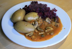 Pilzgulasch mit Rotkraut und Kartoffeln